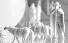 Fünf weiße Figuren in Aktion, die Freude oder Begeisterung zeigen.