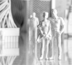 Sicherheit & Updates Zwei detailreiche weiße Figuren stehen an einem unscharfen Hintergrund.