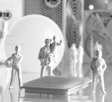 Steuerberater, Radiologen, Ärzte & Freiberufler Zwei detailreiche, weiße Figuren im Gespräch, einer im Anzug, der andere in Uniform.