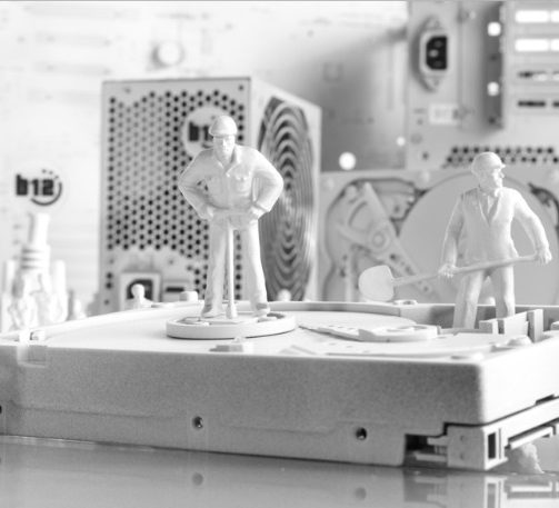 Antivirus Software Fünf weiße Figuren in Aktion, die Freude oder Begeisterung zeigen.