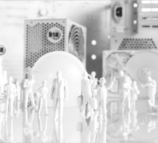 Managed Services Vier Figuren, die mit Werkzeugen an einer großen Wand arbeiten.
