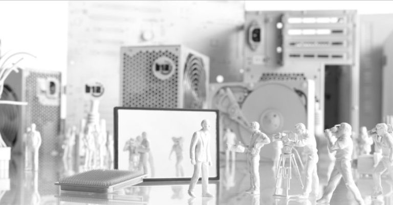 Figuren und Gegenstände in einem künstlerischen, monochromen Setting.